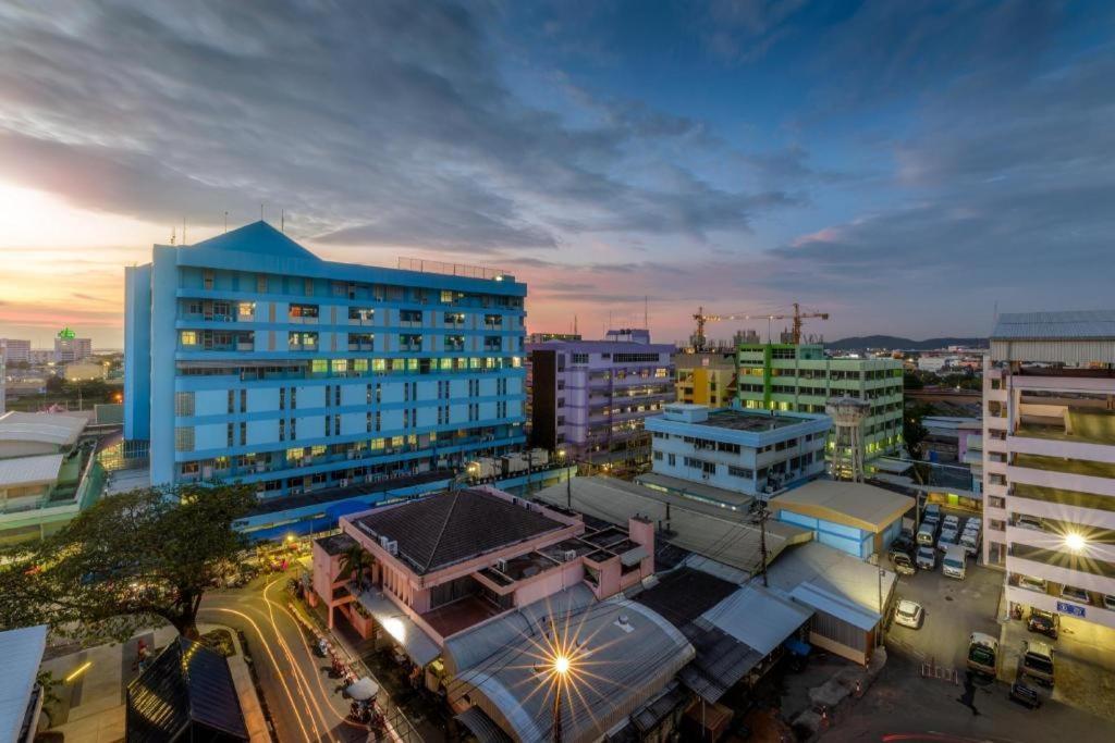 Deejai Hotel Si Racha Exteriör bild