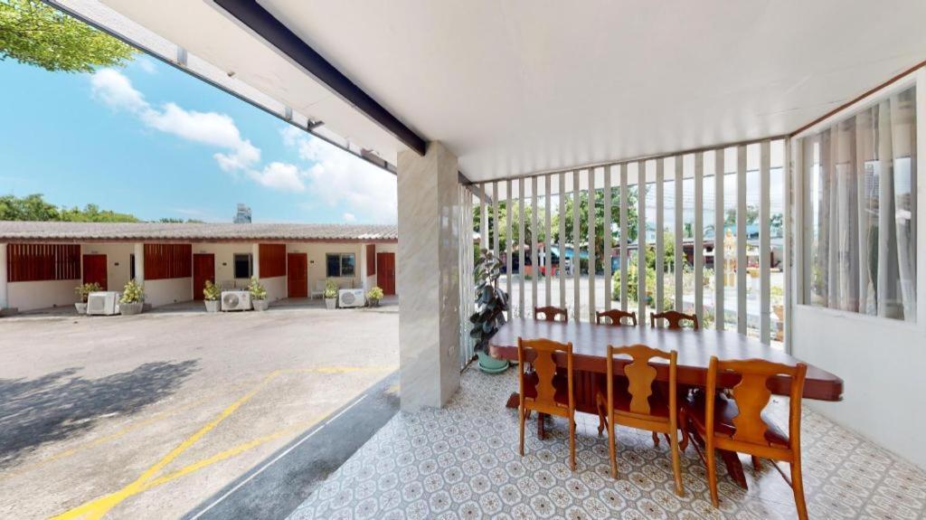 Deejai Hotel Si Racha Exteriör bild