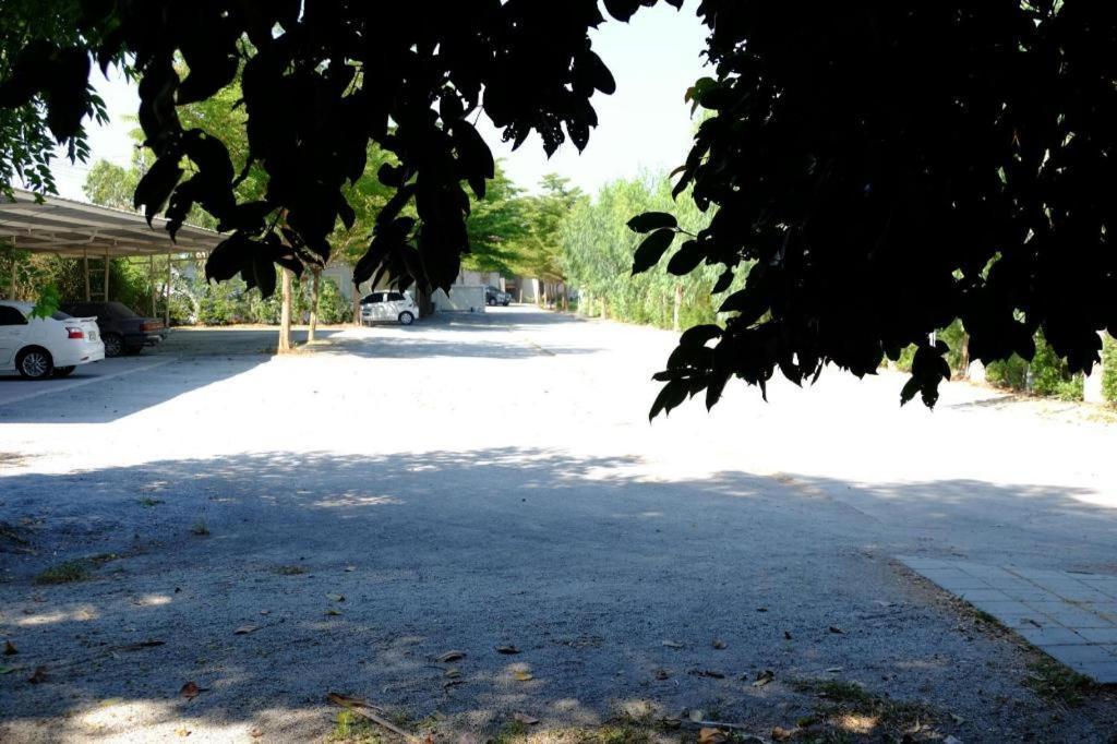 Deejai Hotel Si Racha Exteriör bild