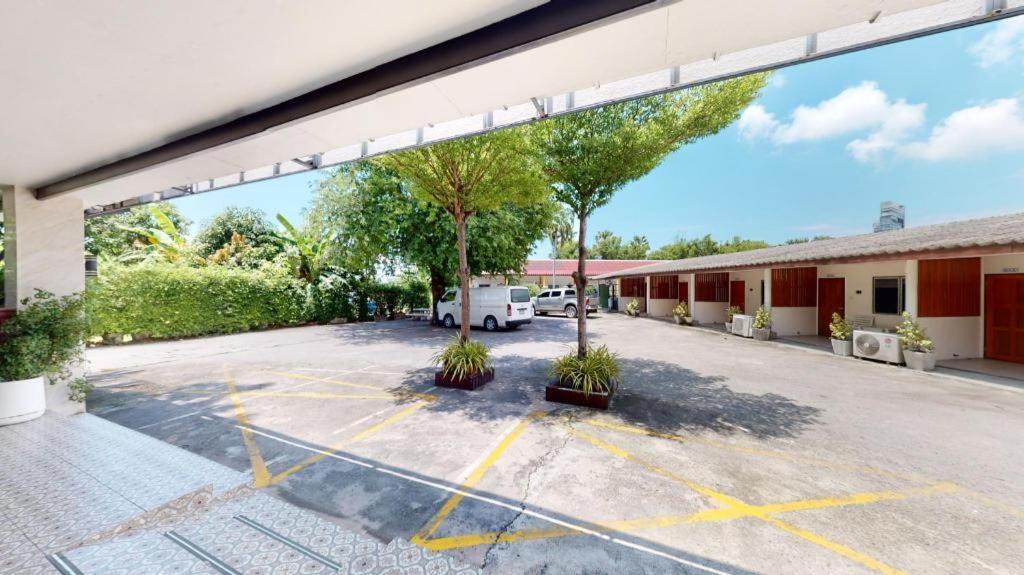 Deejai Hotel Si Racha Exteriör bild