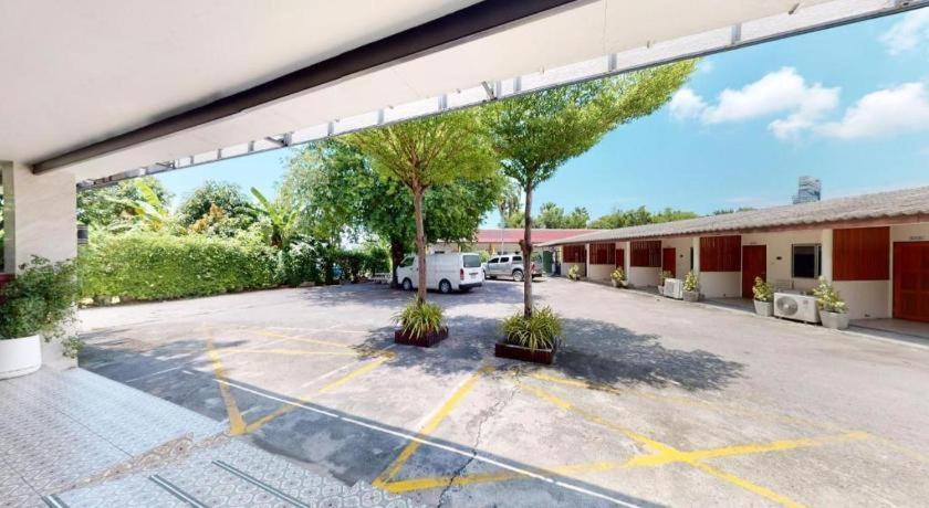 Deejai Hotel Si Racha Exteriör bild