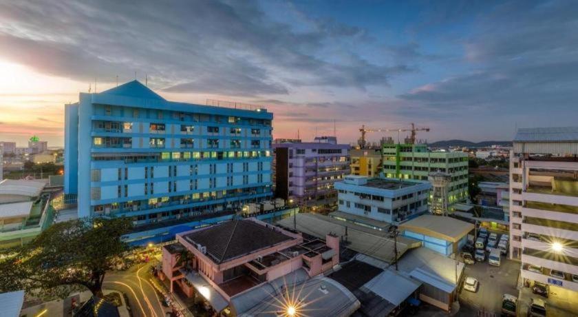Deejai Hotel Si Racha Exteriör bild